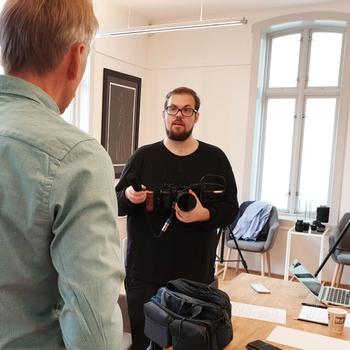 SpeakLab holder kurs, produserer video og gjennomfører digitale sendinger. 