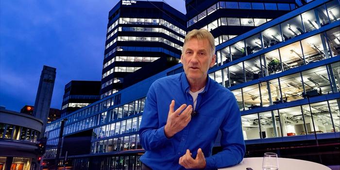 Arne i studio på MCB