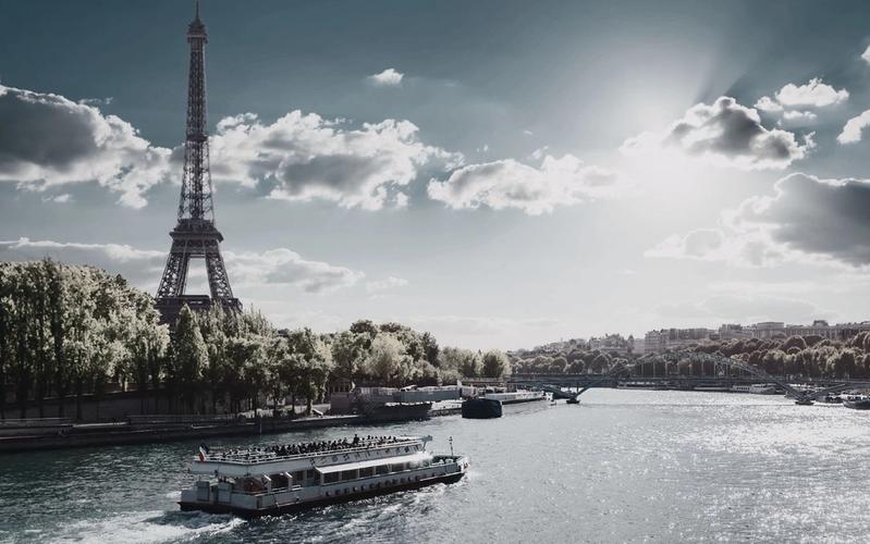 Right Bank vs. Left Bank: Two Lifestyles, Two Distinct Markets