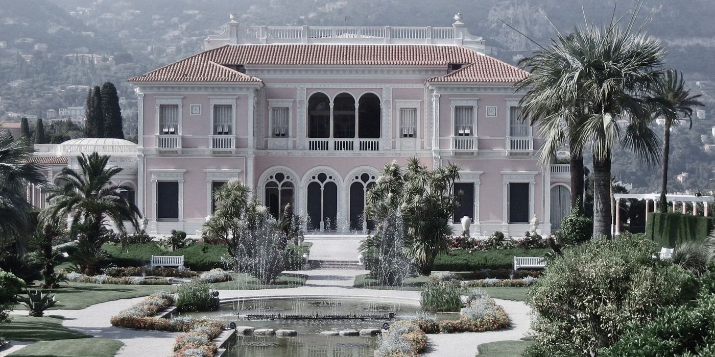 Luxury villa with garden and foutain on the French Riviera