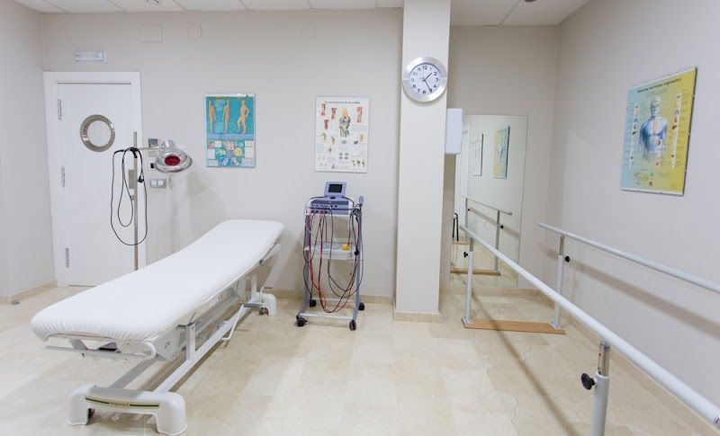 Clínica Osteofisionemu en San Cayetano / Fuensanta