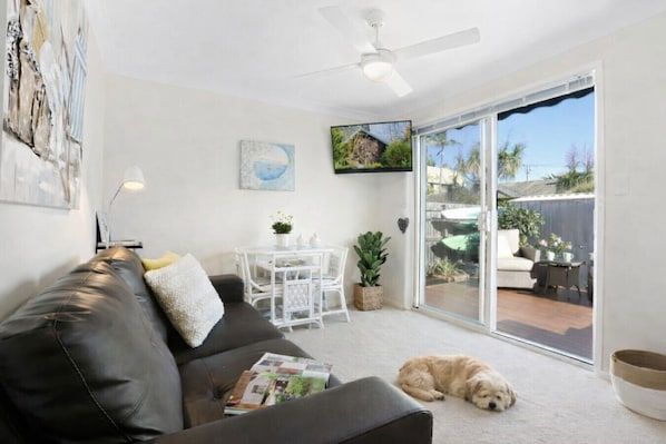 200m to Beach Tropical Apartment with Courtyard