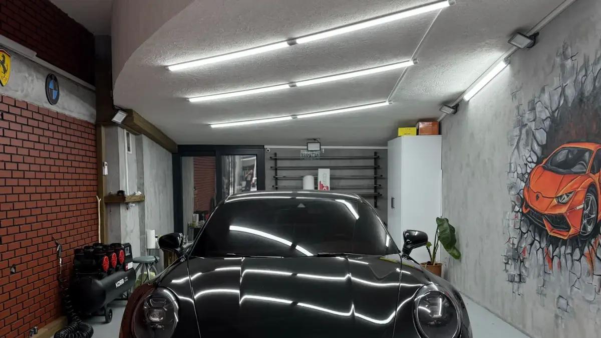 PPF kaplı Porsche 911'in ön bölümü, atölye ışığı altında