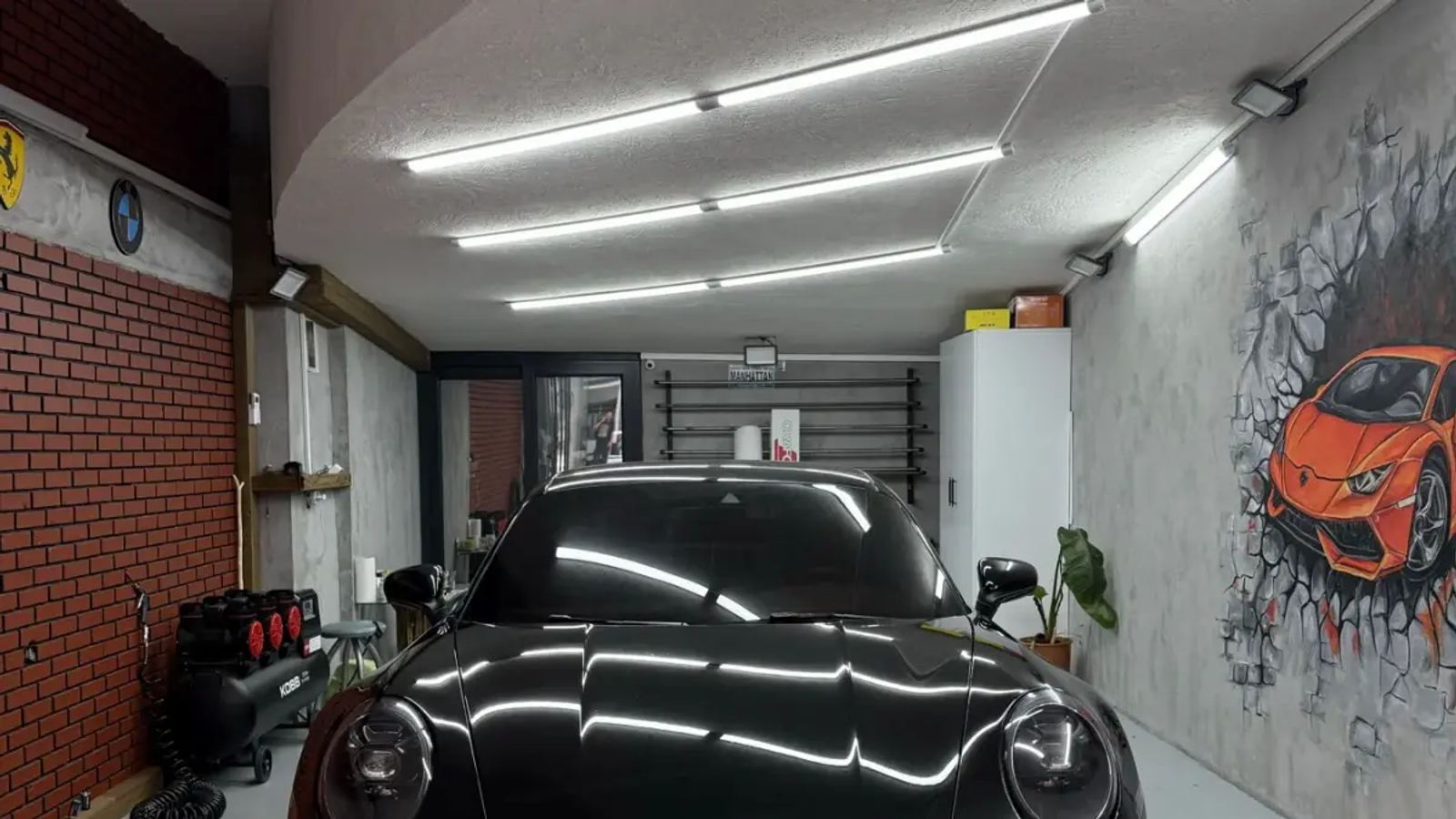 PPF kaplı Porsche 911'in ön bölümü, atölye ışığı altında