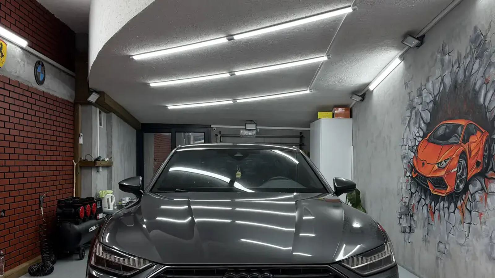 Audi A7'nin yan camında yeni uygulanmış cam filmi