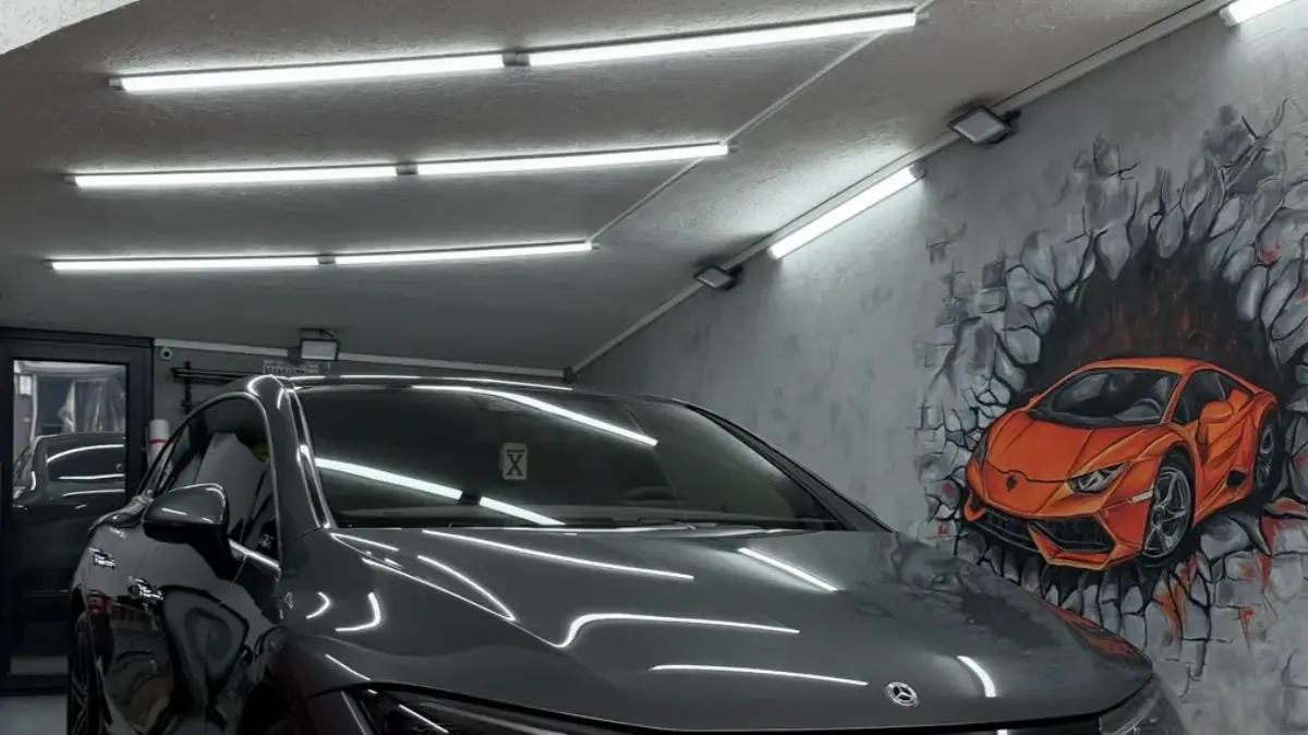 PPF uygulanmış Mercedes EQE'nin yan panelinde su damlaları