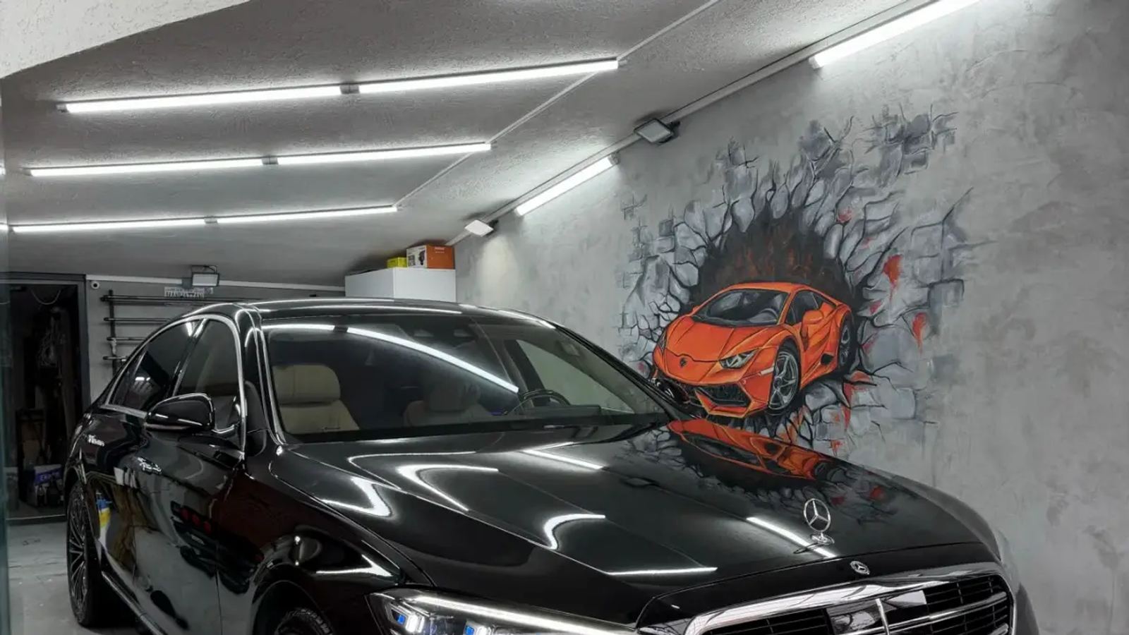 Siyah Mercedes S-Serisi'nin parlatılmış kaput yüzeyinde ışık yansımaları