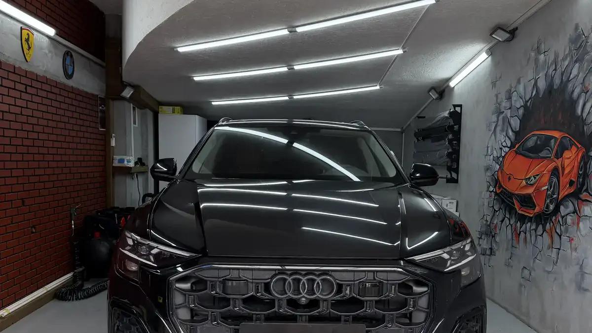 Audi Q8'in yan cam ve pencere çerçevesi detayı