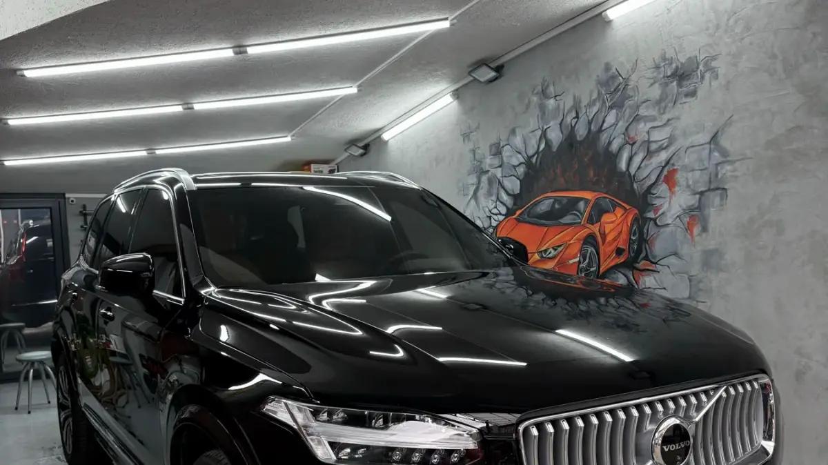 Volvo XC90'ın yan camında uygulanmış cam filmi