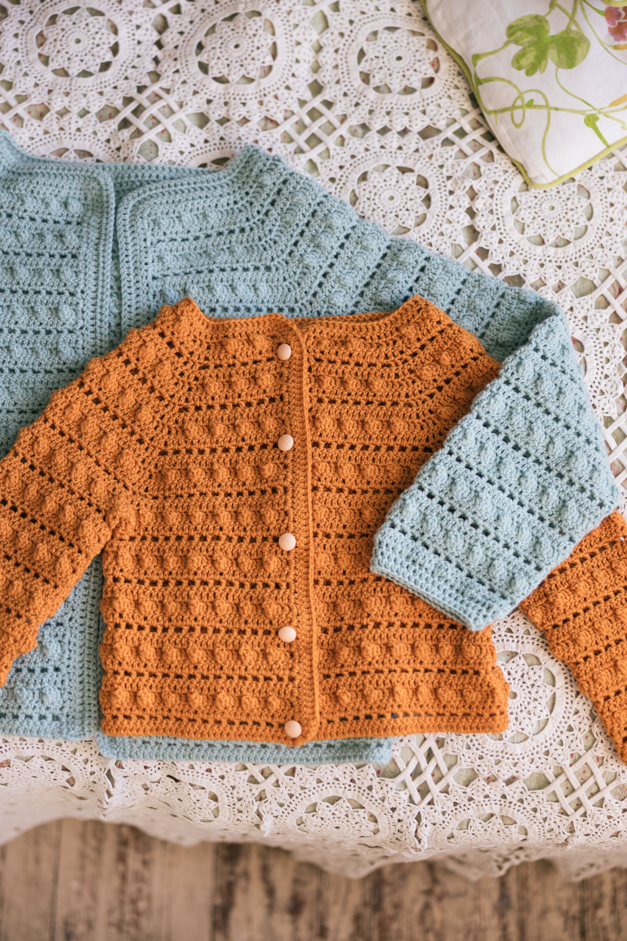 Rannankivet -virkattu takki Example 3