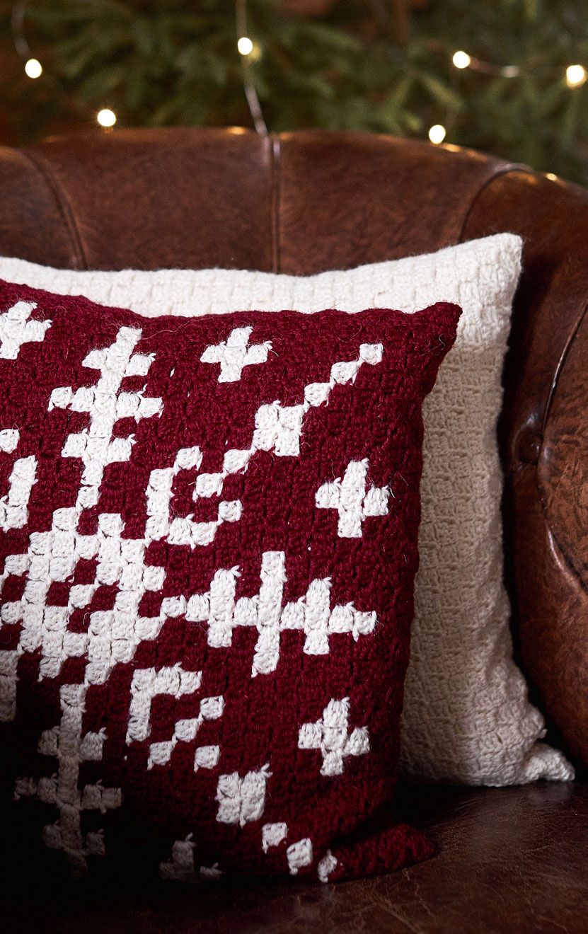 'Snowflake' crocheted pillowcase Novita Nordic Wool Example 1