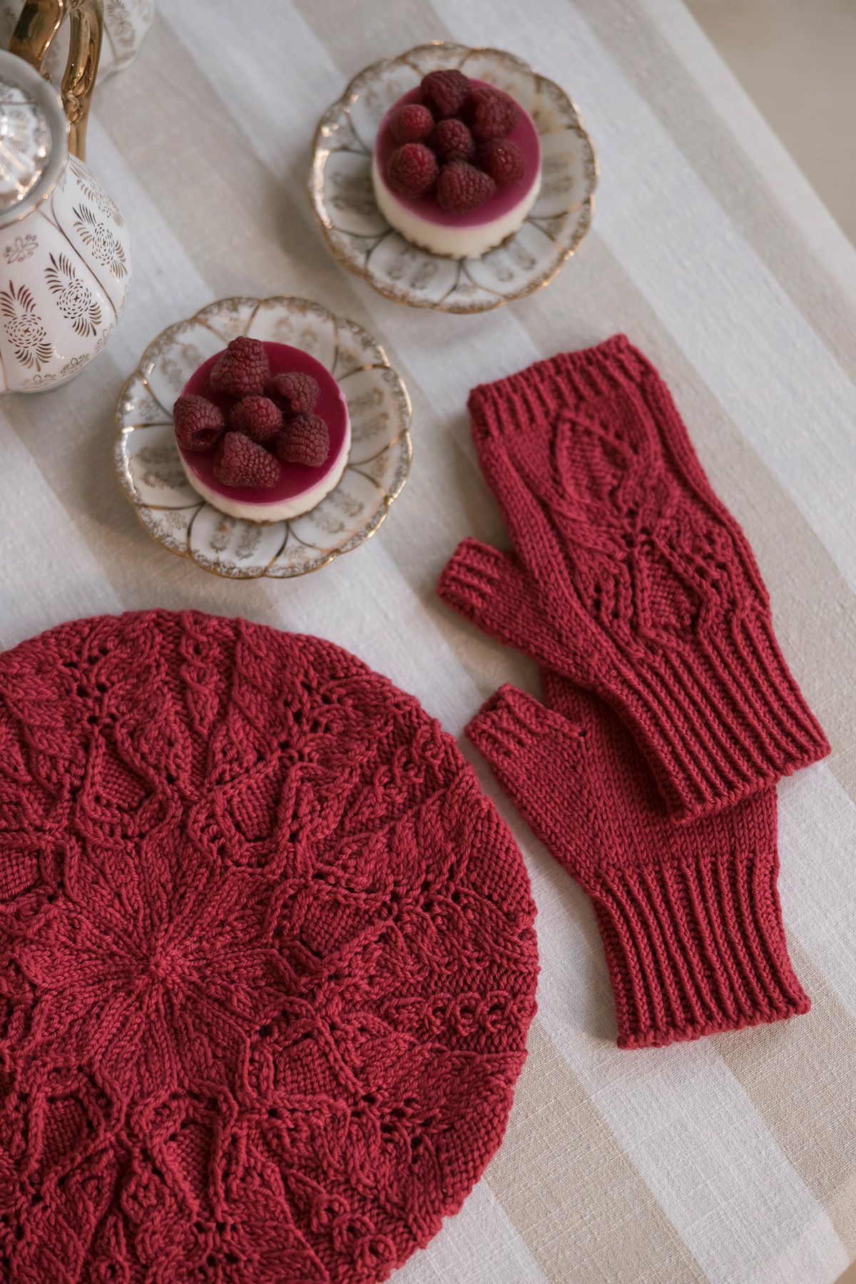 Varjoisa aamu -neulekämmekkäät Example 1