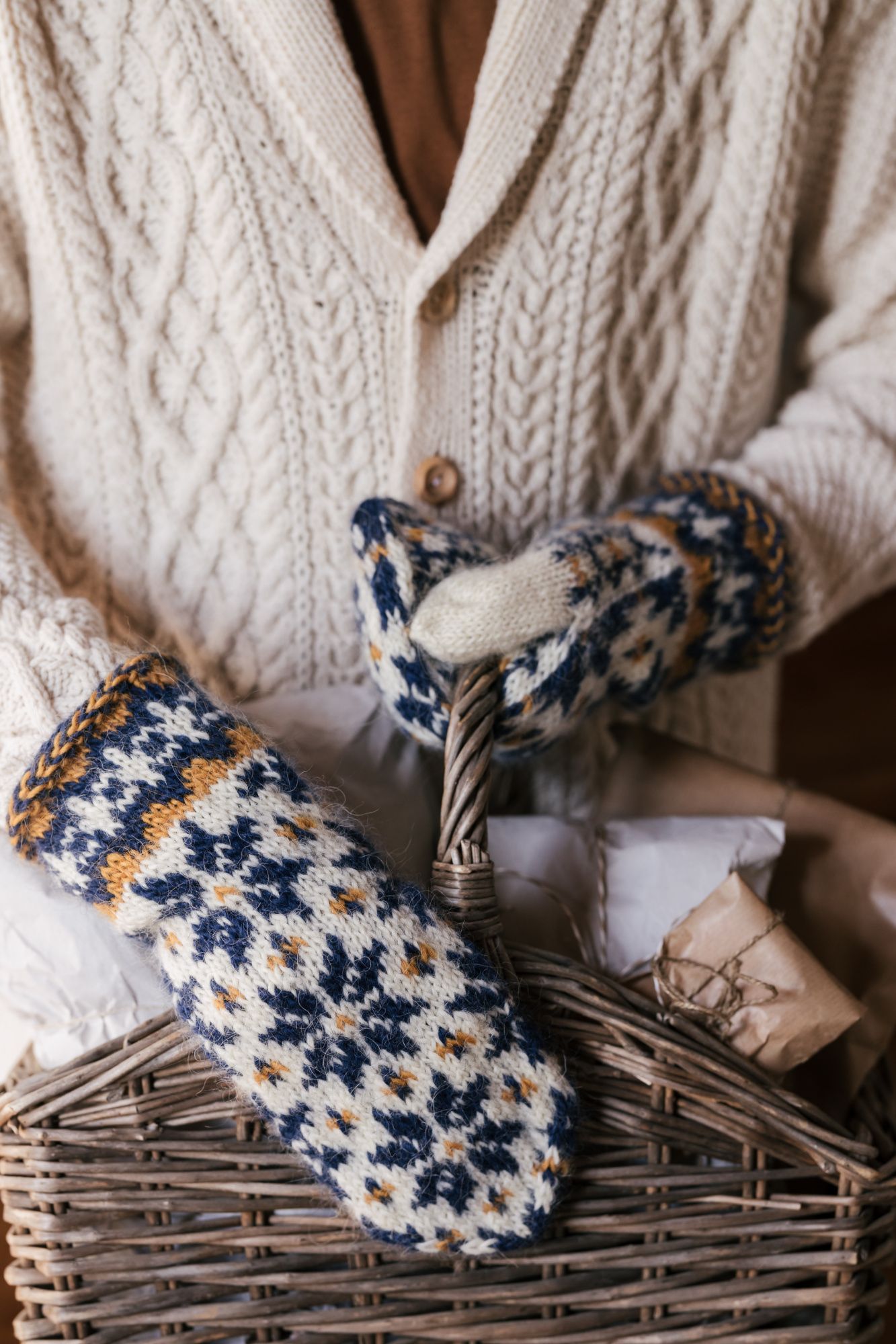 Novita Icelandic Wool: Lumikide (Snow Crystal) mittens