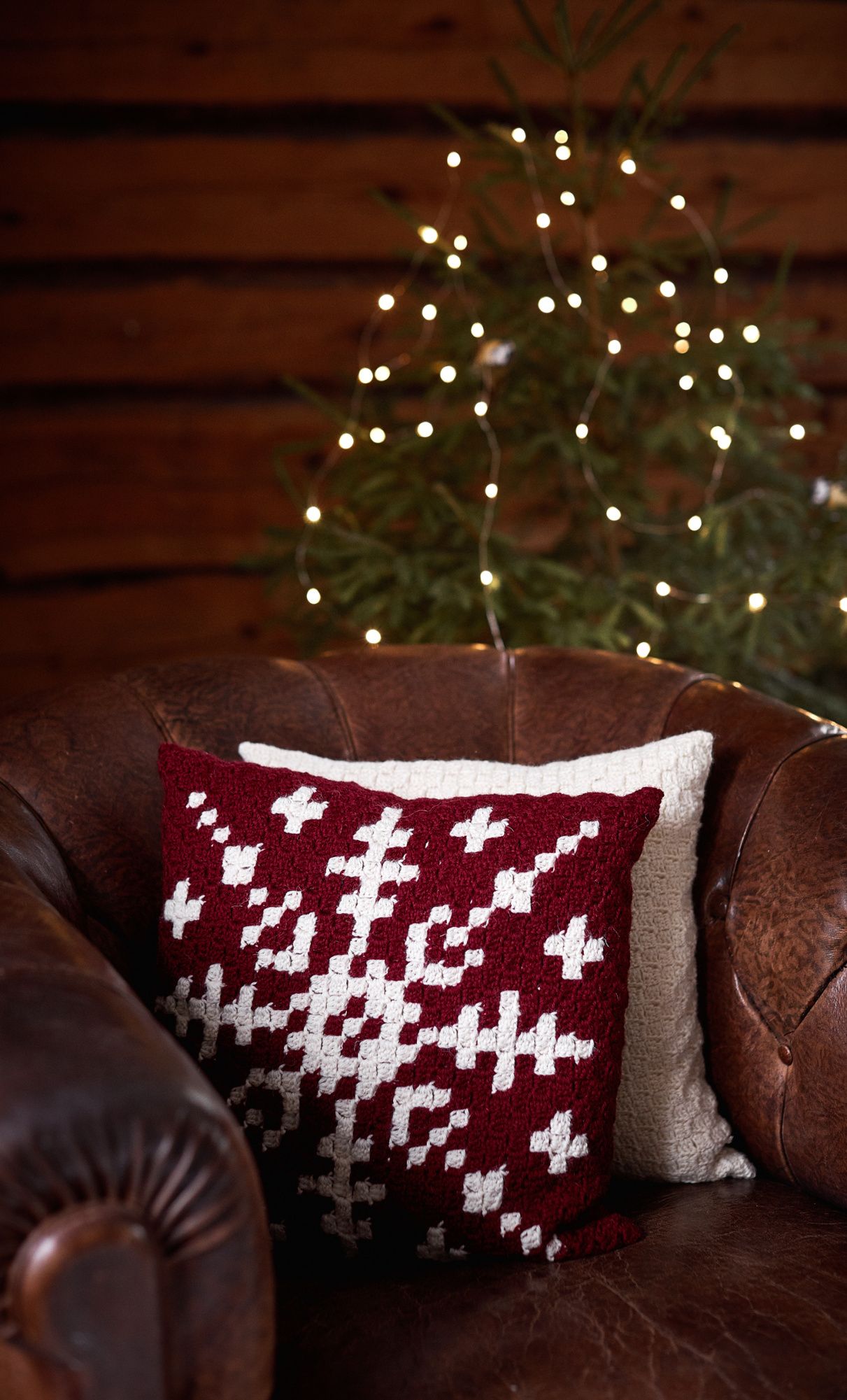 'Snowflake' crocheted pillowcase Novita Nordic Wool Example 2
