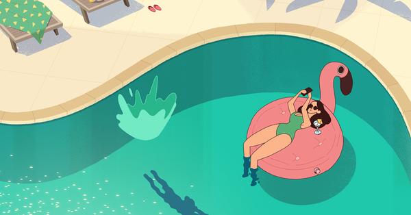 En kvinne ligger på en oppblåsbar flamingo i et svømmebasseng og tar en selfie. 