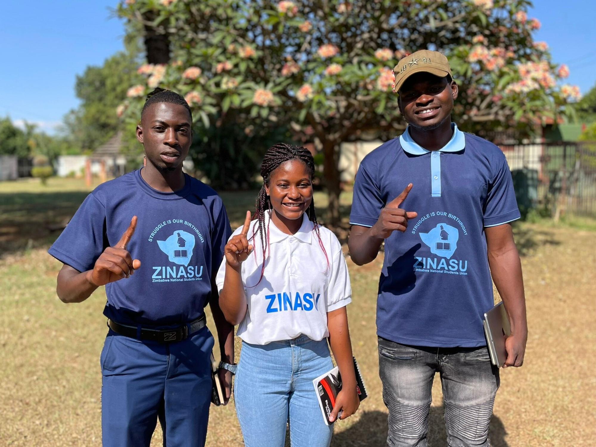 Tre studentaktivister i ZINASU-tskjorter. 