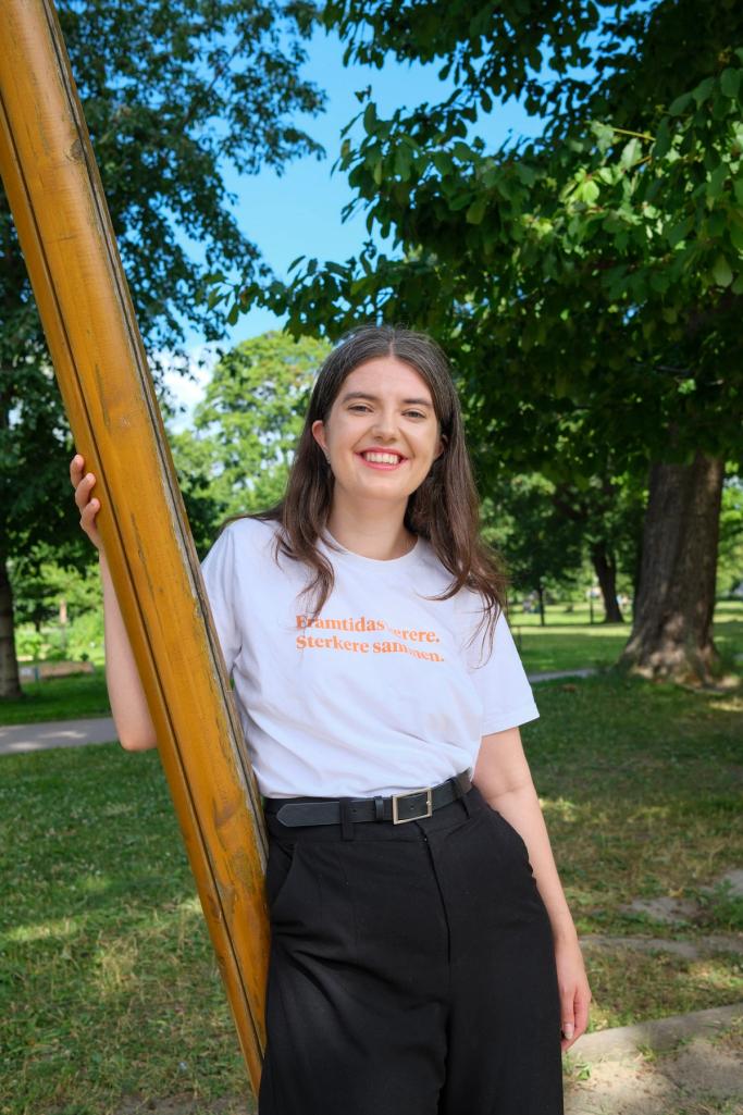 a woman wearing a white t-shirt that says " framtida " on it