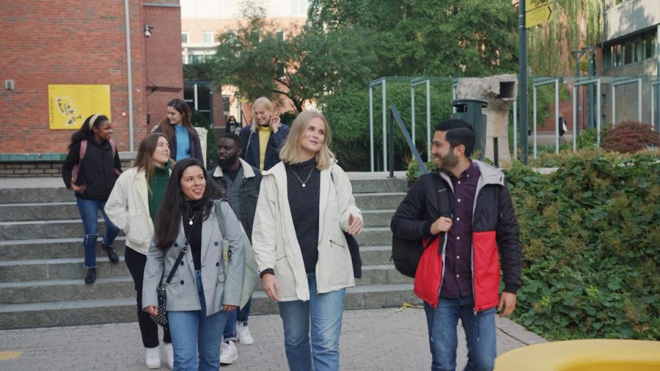 En gruppe studenter rusler over campus på OsloMet. 