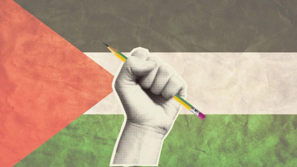 En knyttneve holder en blyant foran et palestinsk flagg.