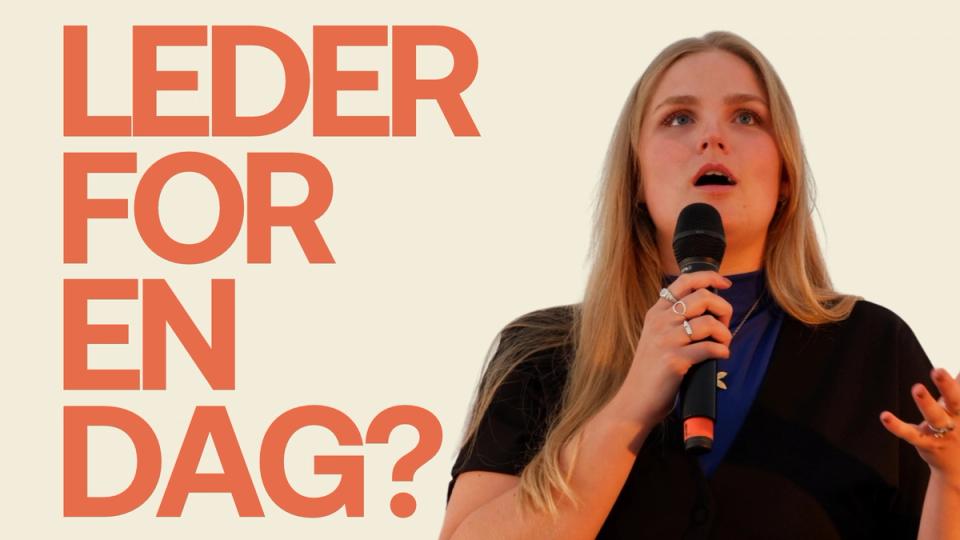 A young blonde woman speaks into a microphone, with large orange text "LEDER FOR EN DAG?" to her left.