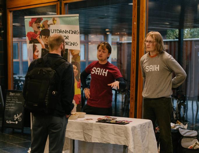 Aktivister på stand på Blindern