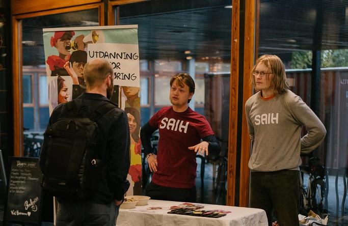 SAIH activists telling a student about SAIHs work. 