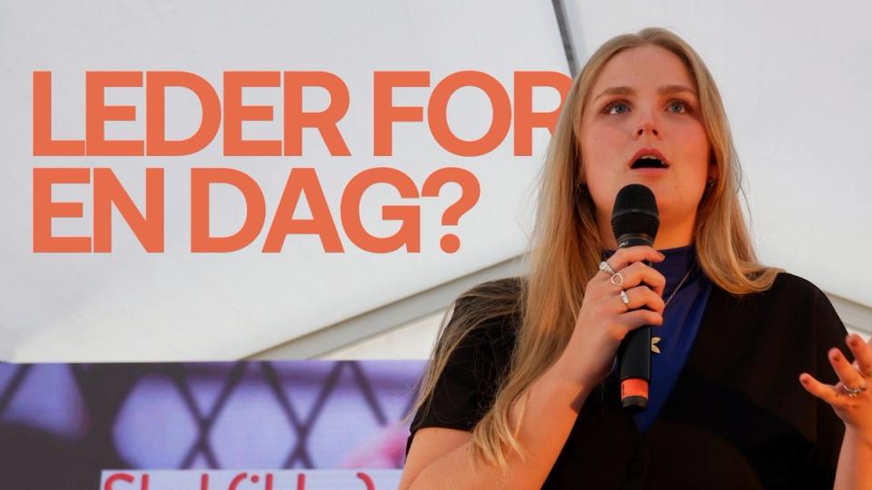 A young blonde woman speaks into a microphone, with large orange text "LEDER FOR EN DAG?" to her left.