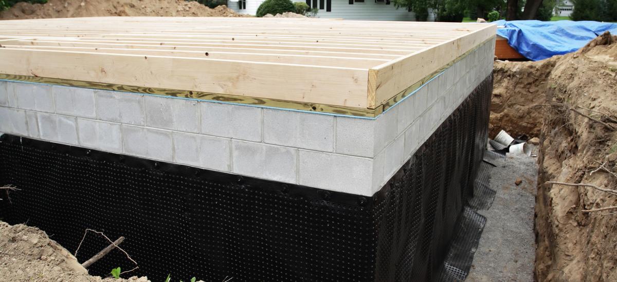 Har du fukt i kjelleren og skal drenere? Da bør du etterisolere samtidig