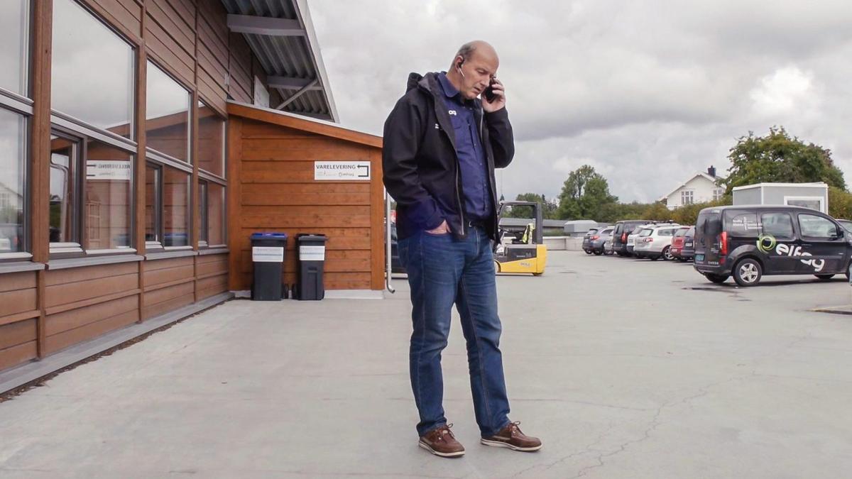 Håkon Eriksen prater i telefonen. Foto.