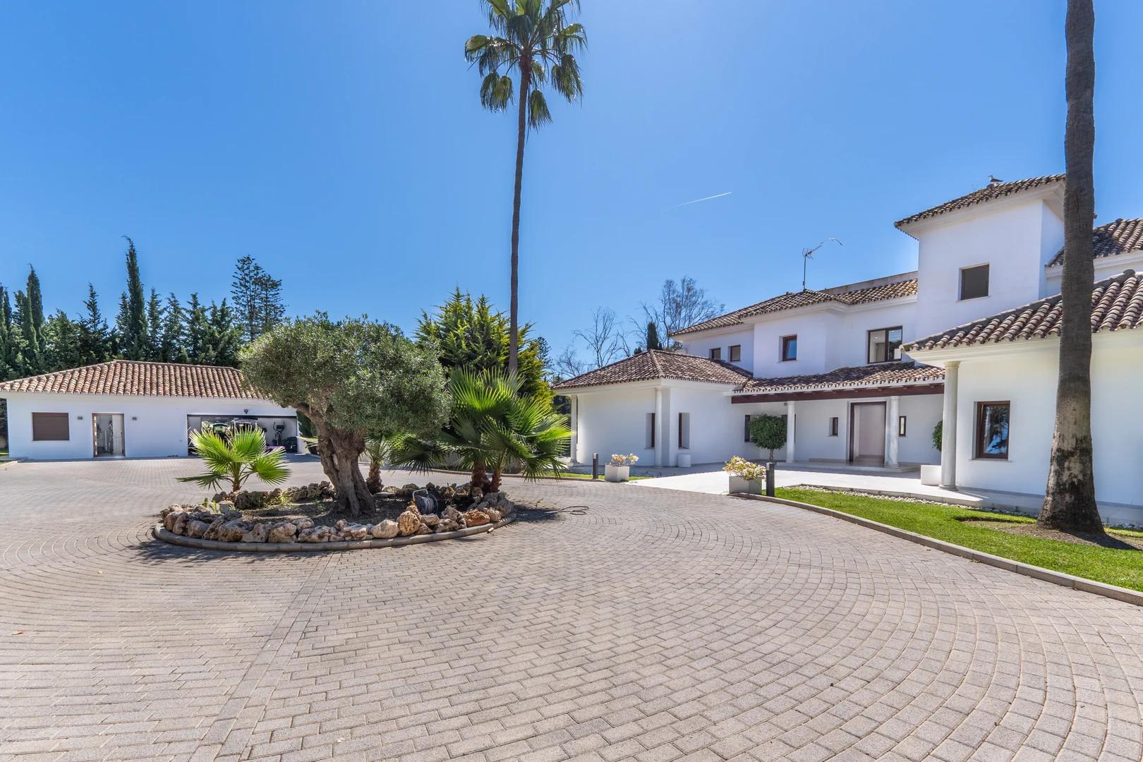 San Pedro Alcántara villa — Elliott James presentation