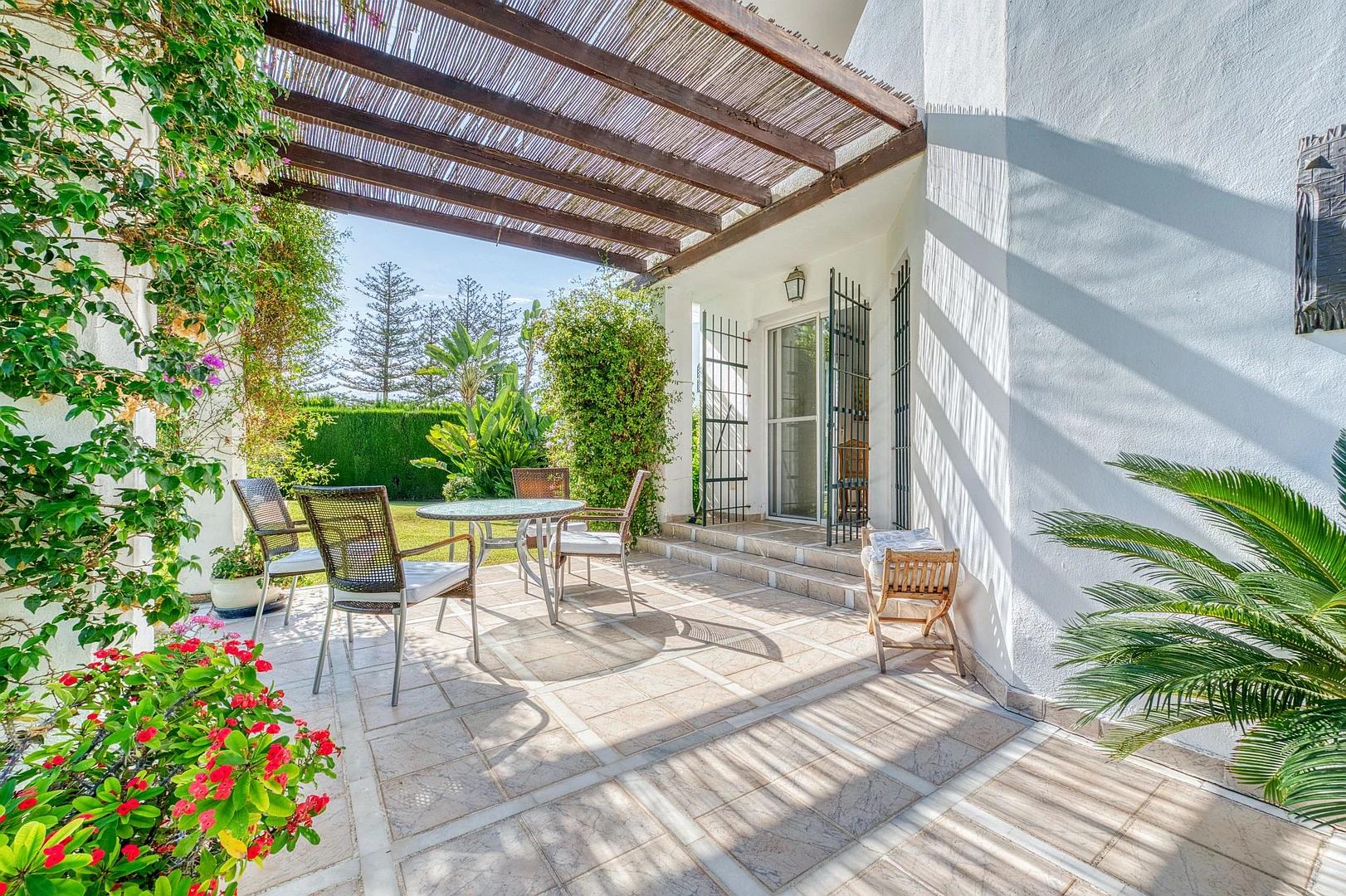 Nueva Andalucía frontline villa — Villa Marketing’s dossier