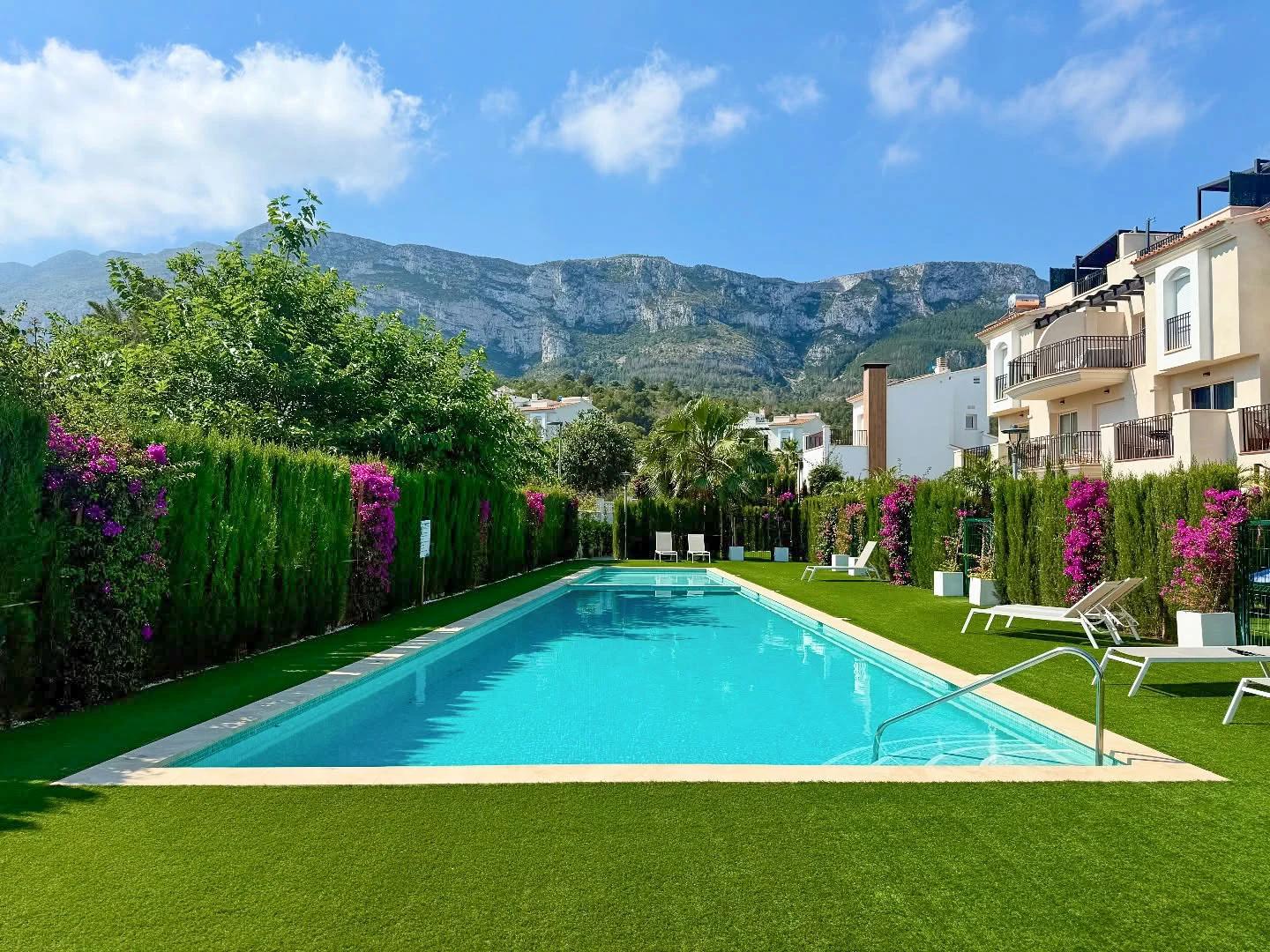 Alicante penthouse: sunlight, terrace and local care