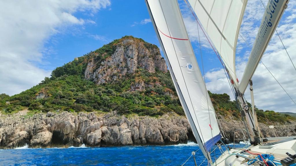Buri sailing past the cliffs of Capri