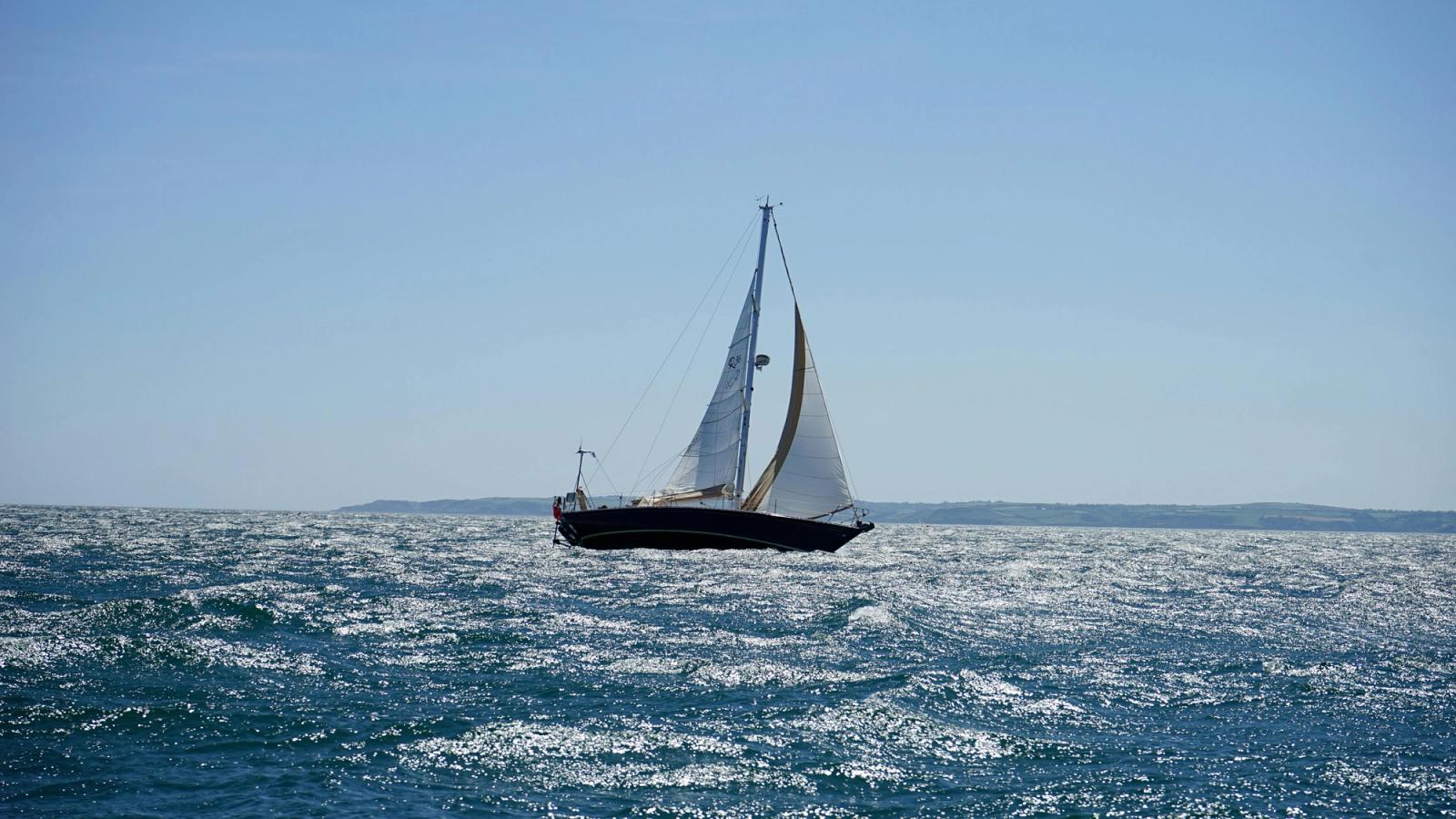 How a Sailboat Works: Sail, Keel, and Tacking Guide
