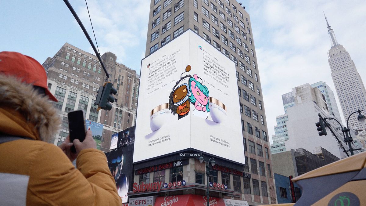 Dove Reddit review billboard, Manhattan - verbatim positive and negative reviews printed on large-format static placements with Snoo avatars