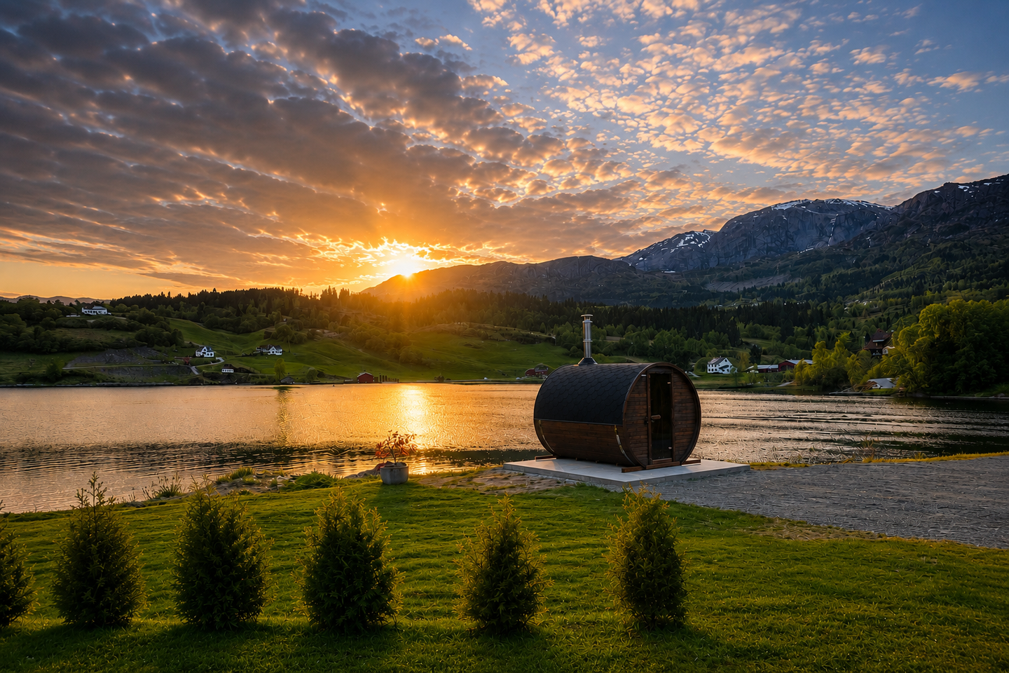 Sauna ved Dalsfjorden i solnedgang