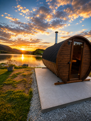 Sauna med Dalsfjorden i bakgrunnen i solnedgang