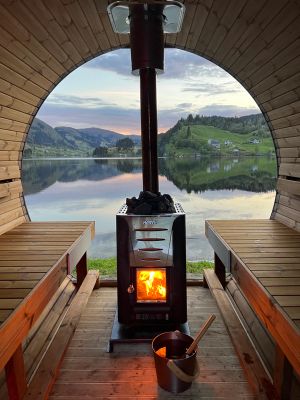Sauna med fyr i vedovnen og utsikt over fjorden