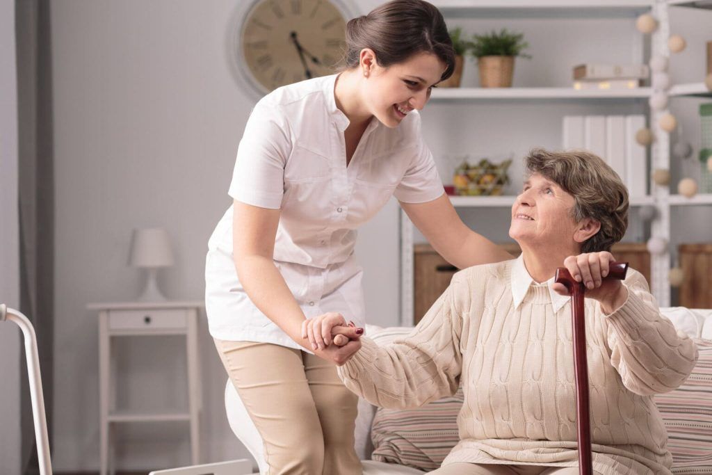 Médico fazendo atendimento em domicílio