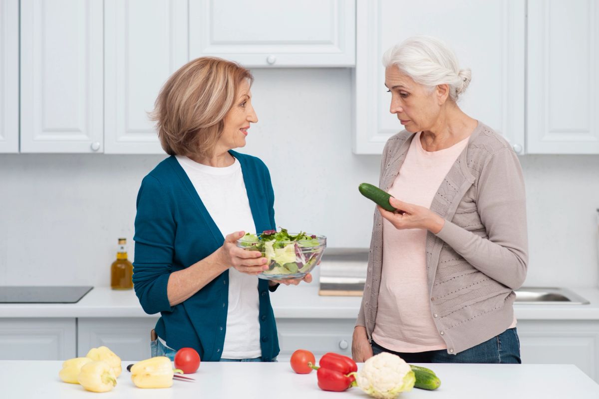 Idosa preparando refeição com acompanhamento nutricional