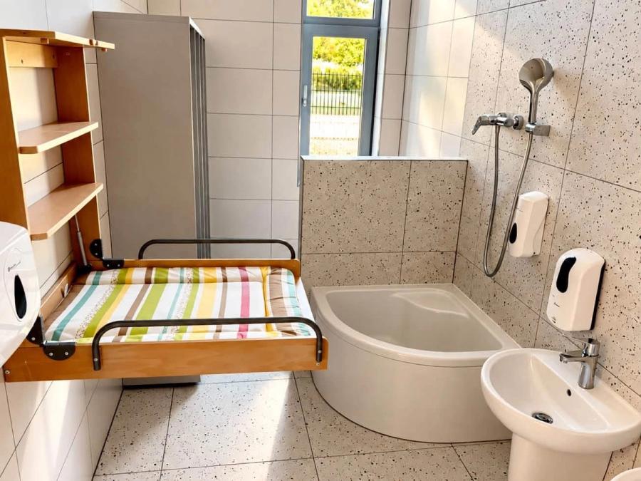 Kuchnia żłobka z piecem konwekcyjnym i stalowymi blatami