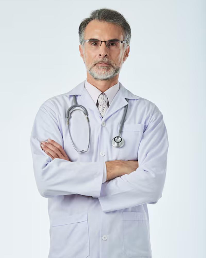 Dr. Juan Pérez en su consultorio