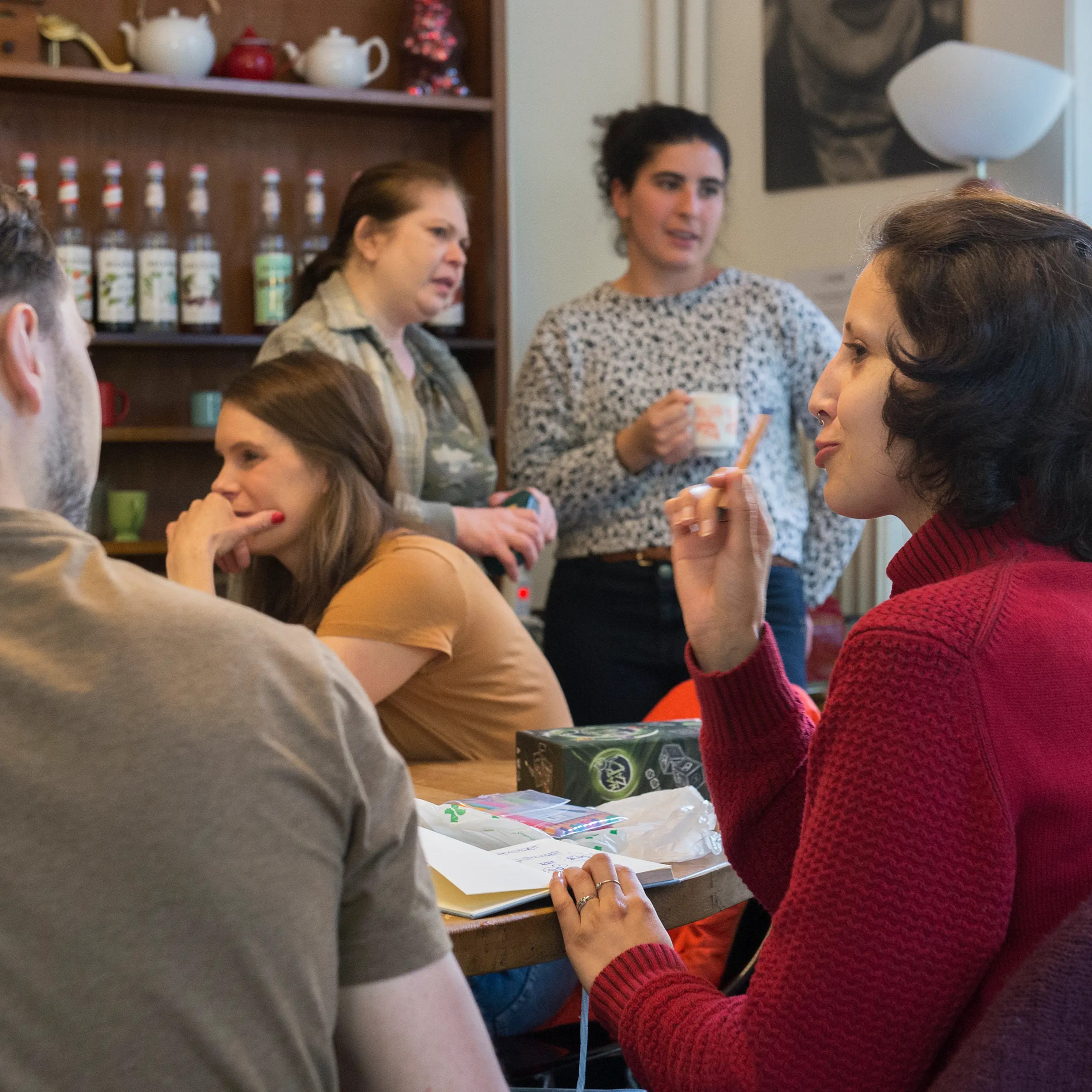 Groupe de personnes lors d'un vernissage à L-Étagère