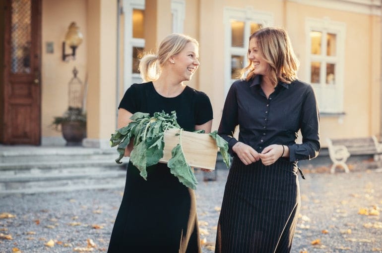 Thoresta Herrgård två tjejer utanför Herrgården