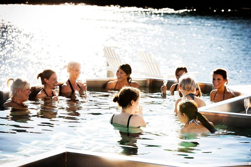 konferens södra Stockholm Nynäs Havsbad tjejer i poolen