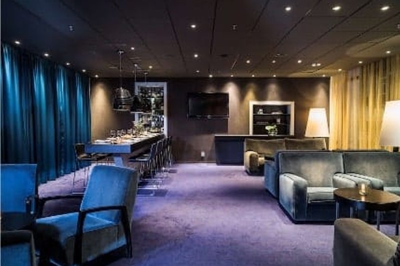 Radisson Blu Hotel lobby bar