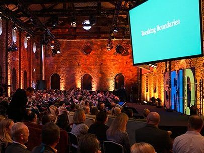 Winterviken Konferens stora salen scen och skärm långsida
