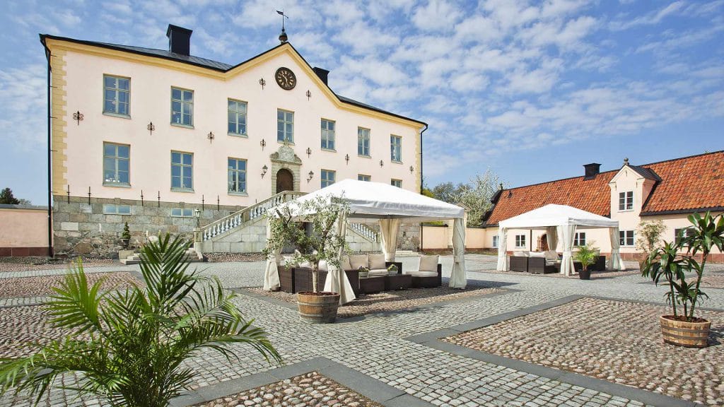 Hesselby Slott extern slottsgård baksida
