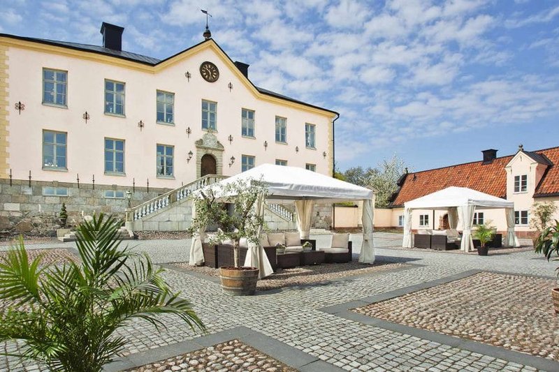 Hesselby Slott extern slottsgård baksida