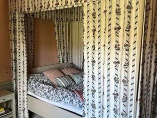 Almare Stäket hotellrum med säng